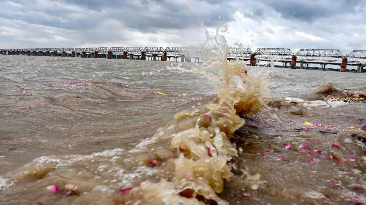 up-news-ganga-water-level-on-rises-due-to-heavy-rain-release-from-dams-connectivity-between-ghats-broken